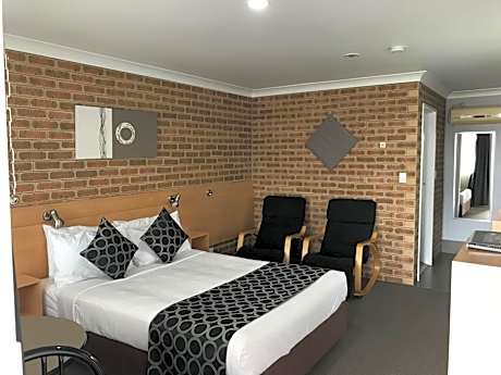 Queen Room (Next to Highway)