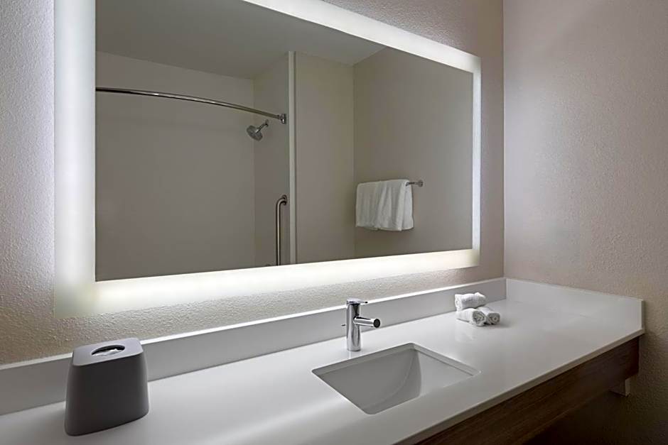 Holiday Inn Express Sheboygan-Kohler / I-43 By IHG