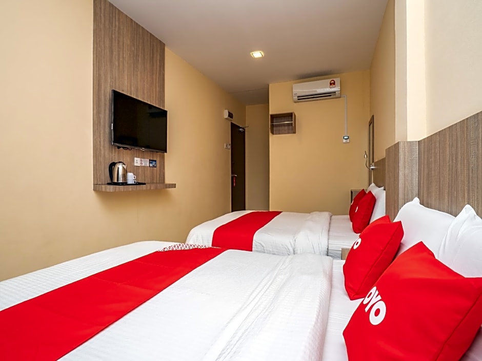 OYO 44078 The Island Hotel