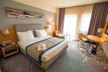 Standard King Room with Sea View - Smoking