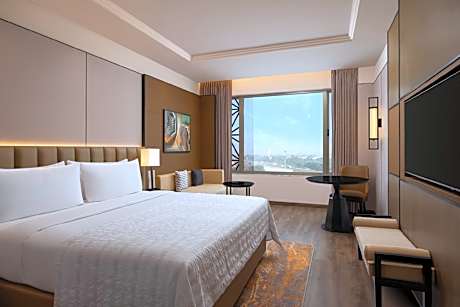 Club lounge access, Executive Guest room, 1 King, Atrium view
