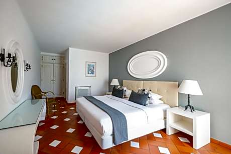 One-Bedroom Apartment with Sea View