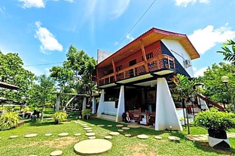 Eco Hotel Black & White - Anuradhapura