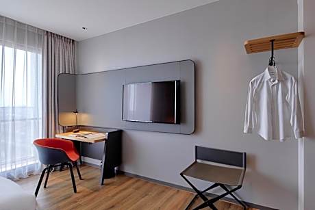 Standard Queen Room with Single Sofa Bed