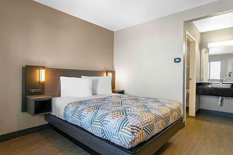 Queen Room - Non-Smoking