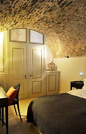 Kinsterna Suite