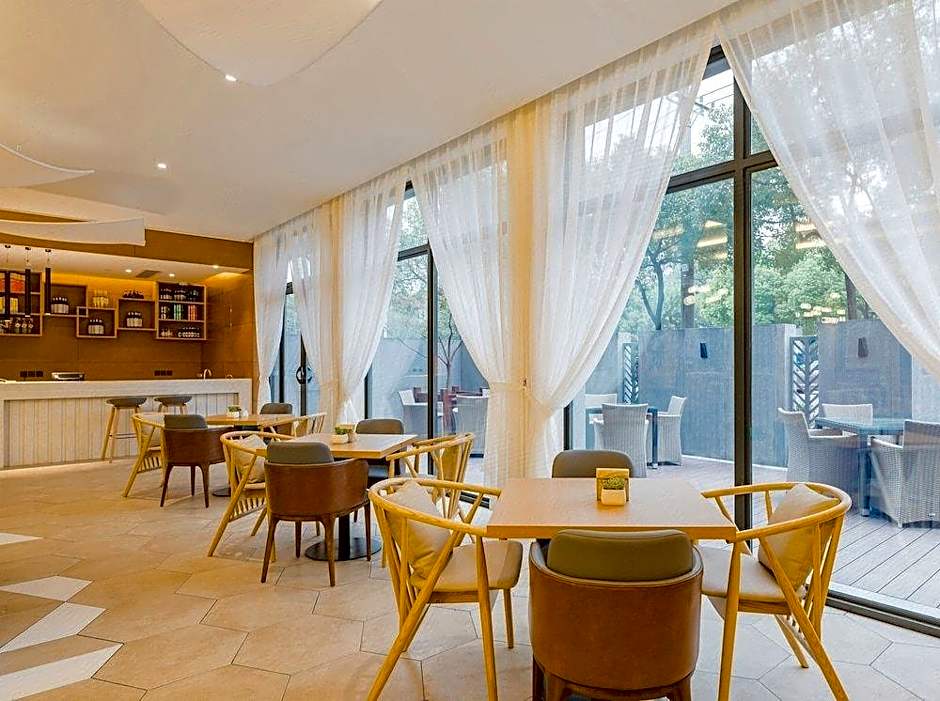 Atour Hotel Maoming High-speed Railway Station People Square