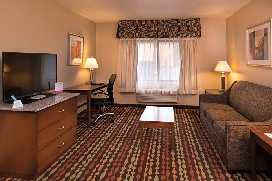 Photo 1 of 8 of 1 King Bed Suite, Whirlpool