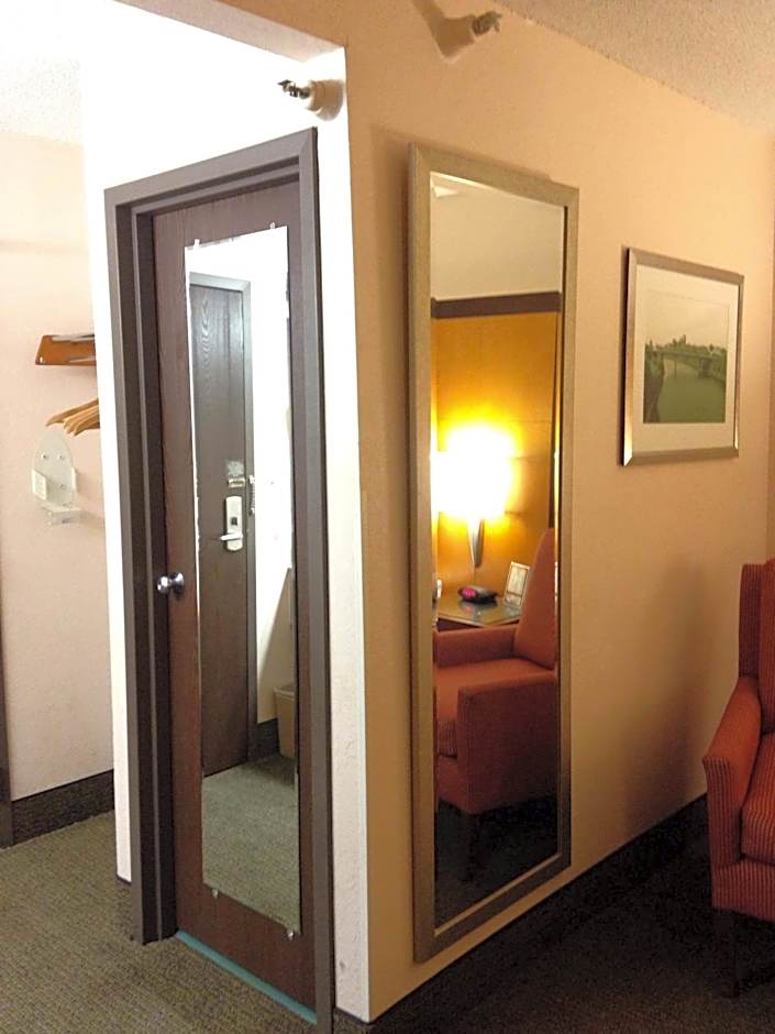 Travelodge by Wyndham Brooklyn Center