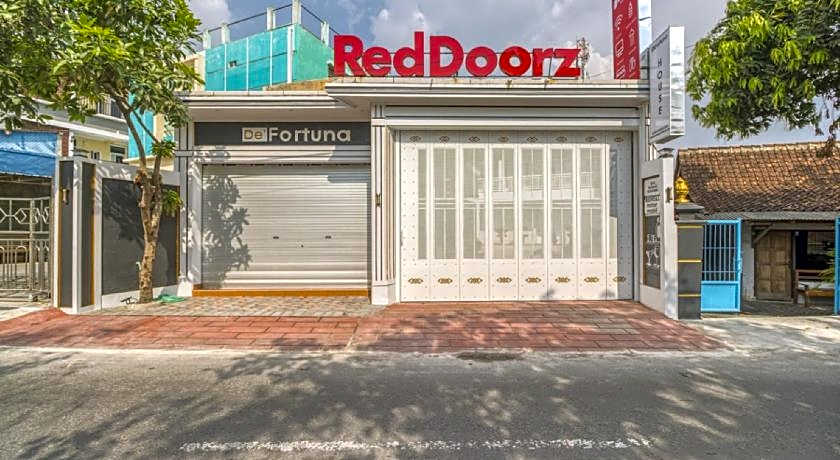 RedDoorz Plus near Gembira Loka Zoo 2