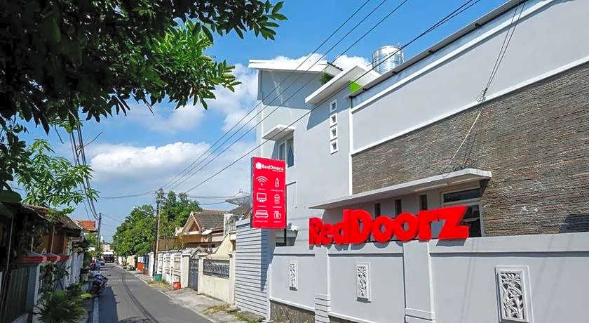 RedDoorz near Solo Square 3