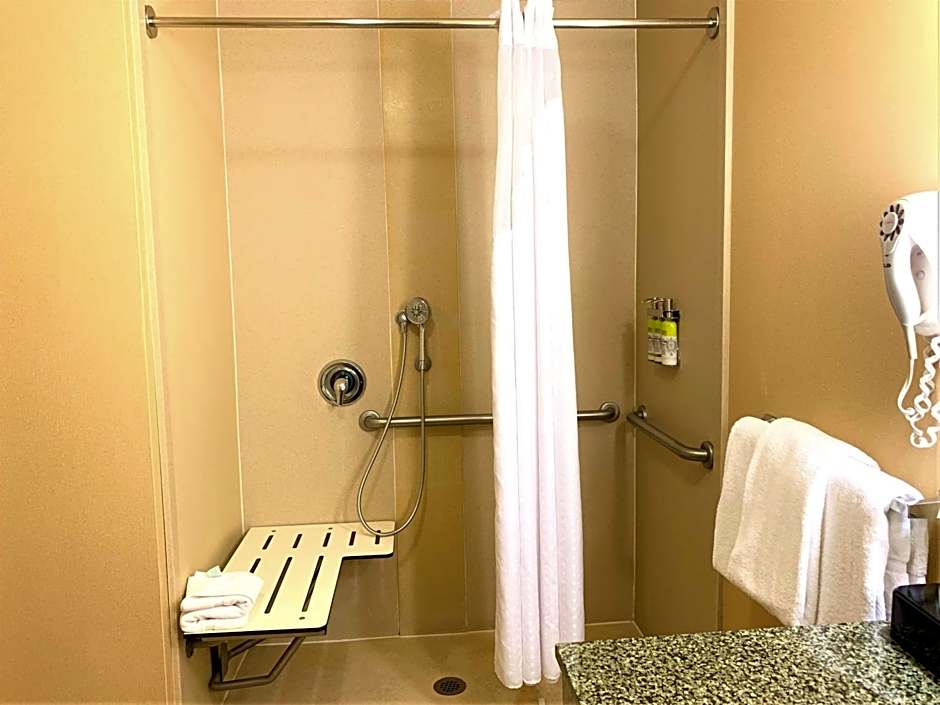 Holiday Inn Express & Suites Fresno Northwest-Herndon By IHG