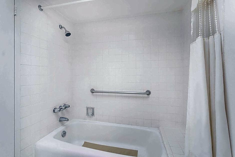 Howard Johnson by Wyndham Commerce GA