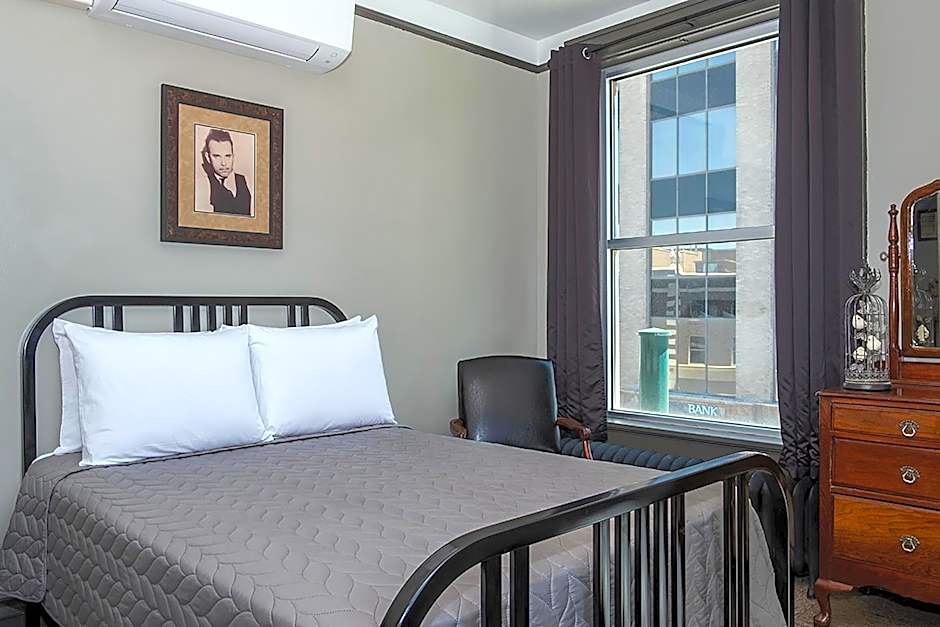 Gardner Hotel & Hostel