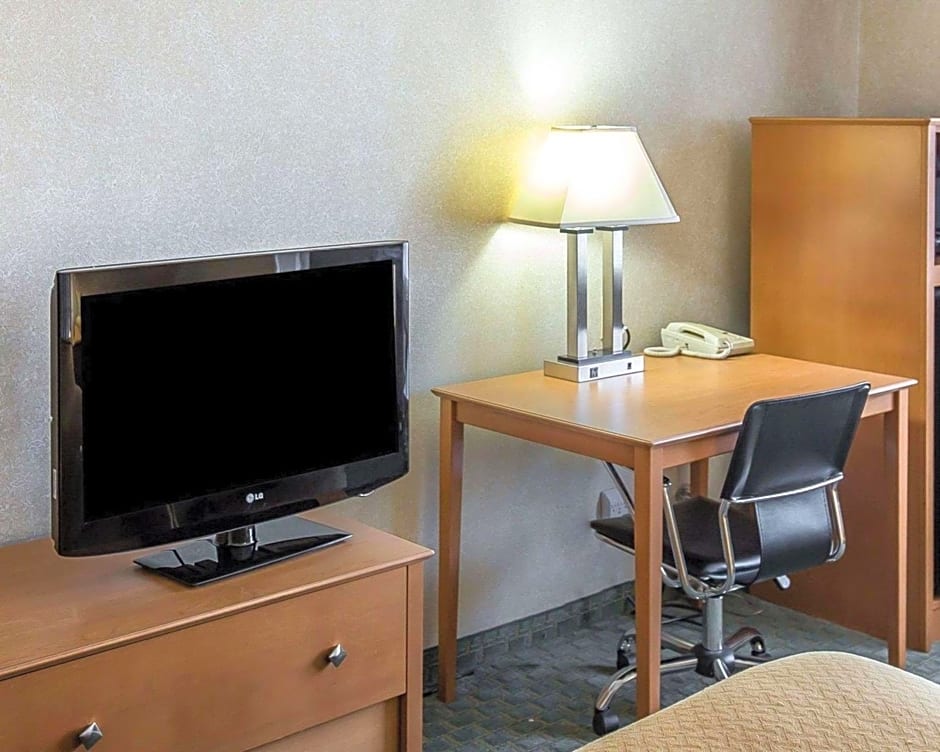 Quality Inn at Collins Road - Cedar Rapids