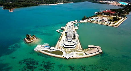 Doulos Phos The Ship Hotel