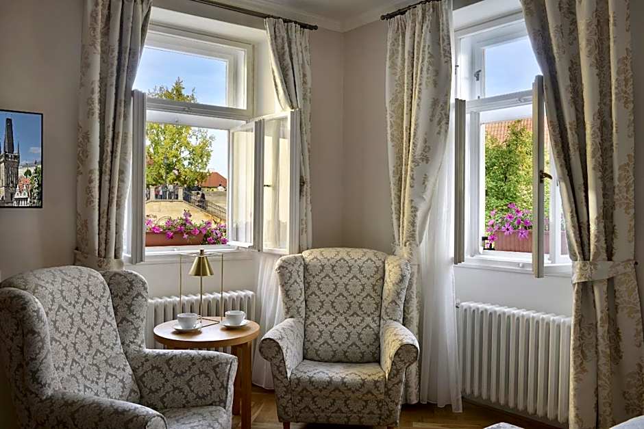 Hotel At the Golden Scissors