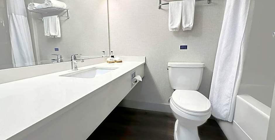 Coast Abbotsford Hotel & Suites