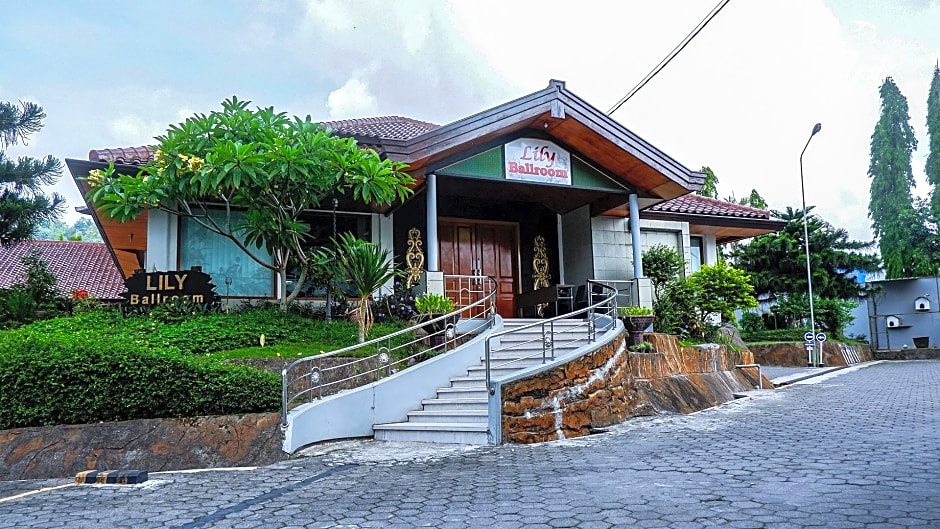 Front One Resort Magelang