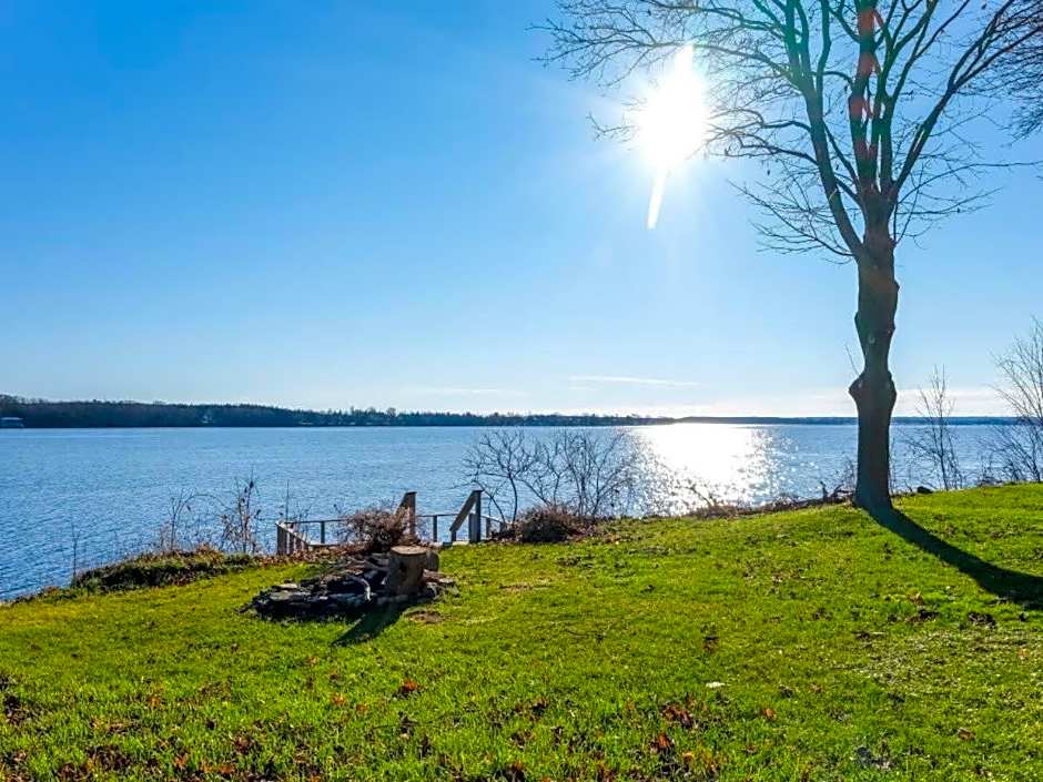 Cozy family waterfront retreat recently renovated