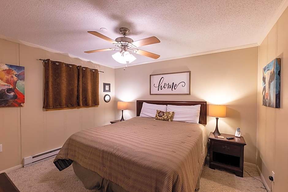 Sunsets at Summit 108b, free WI-FI, parking and AC