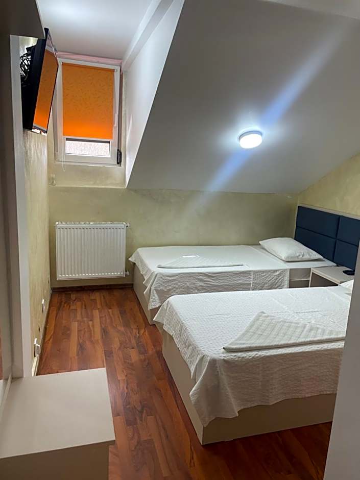 KM 80 Restaurant & Hotel