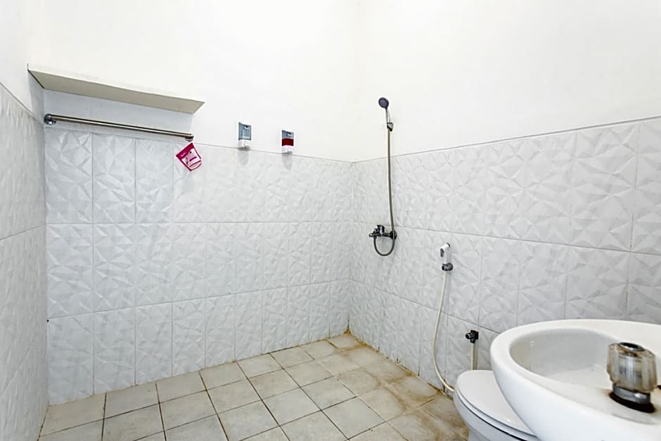 RedDoorz near Grojogan Sewu Tawangmangu