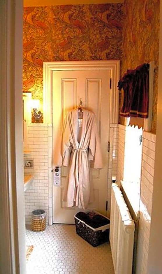 Alexander Mansion  Bed and Breakfast
