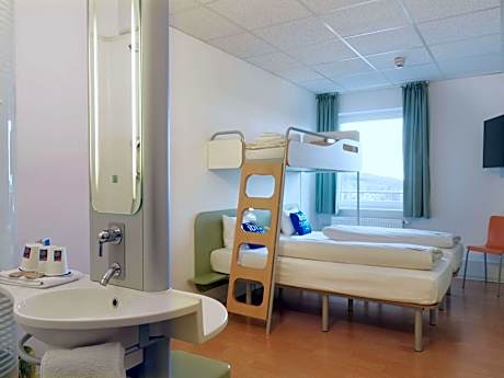 TRIPLE - Room with a large bed and a bunk bed