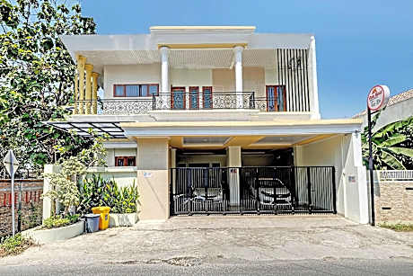 OYO Life 92935 Ayu Kost Eksklusif
