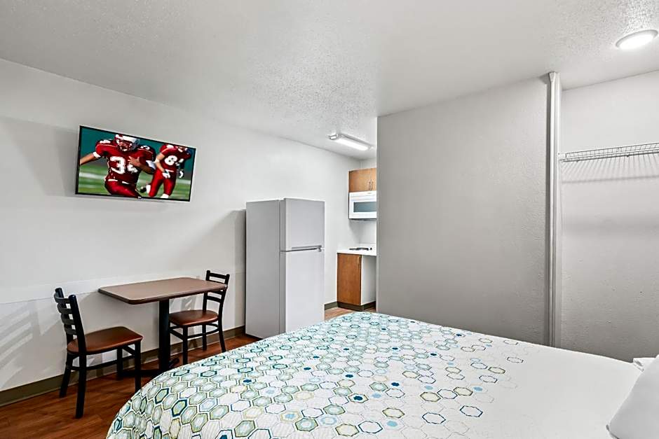 HomeTowne Studios Detroit - Livonia