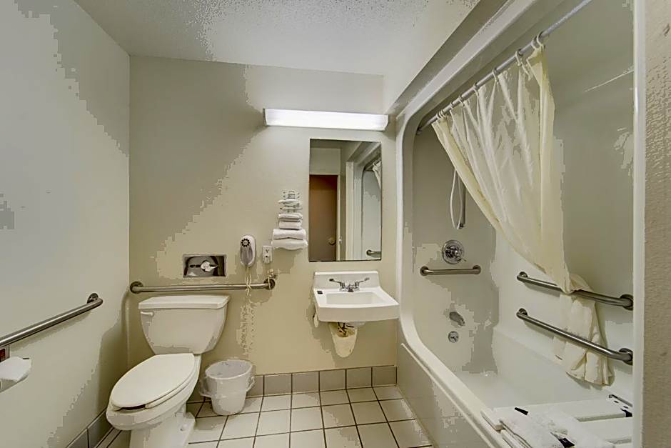 Capital O Amerihost Inn and Suites Fulton Hwy 54 MO