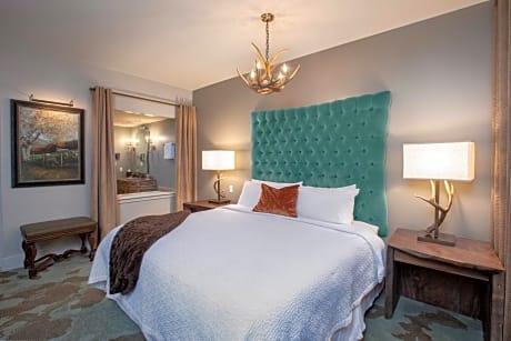 King Room - Separate Manor Building/Hearing Accessible