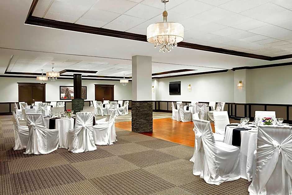 Four Points By Sheraton Hotel & Suites Calgary West