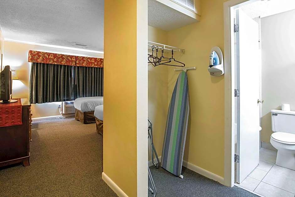 TiltonLodge Inn & Suites