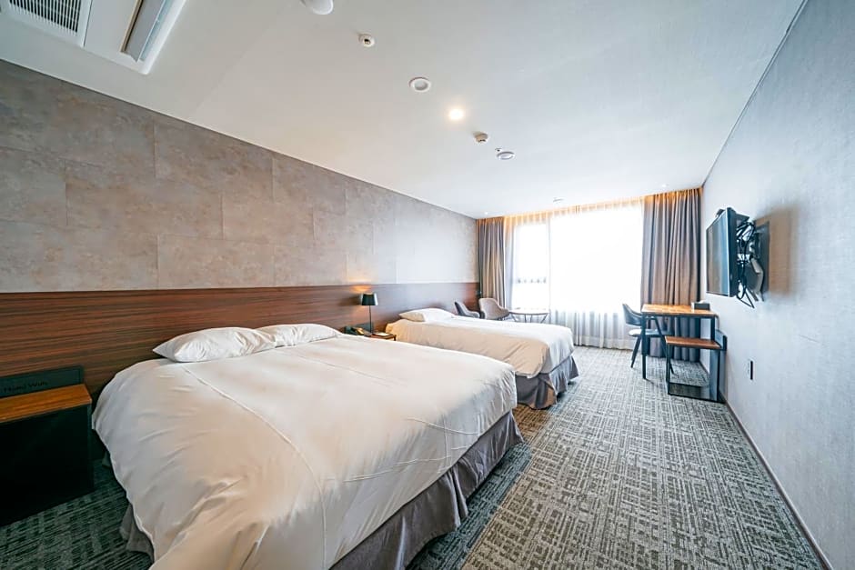 Hotel With City