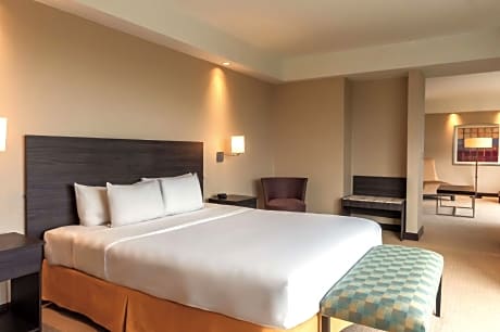 1 KG CORNER EXEC FL SUITE