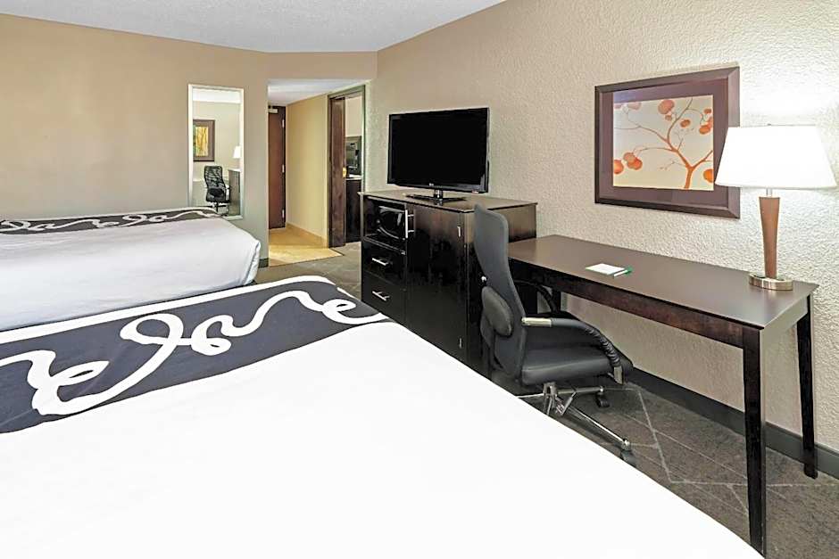 La Quinta Inn & Suites by Wyndham Dallas I-35 Walnut Hill