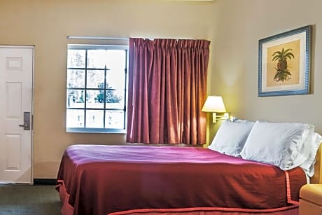 1 Queen Bed, Mobility/Hearing Impaired Accessible Room, Roll-in Shower, Non-Smoking