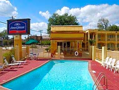 Howard Johnson by Wyndham Historic Lake Charles