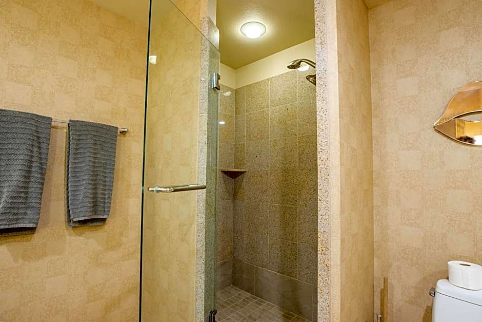 2100 SqFt Penthouse Suite W/ Strip Views! POOL GYM