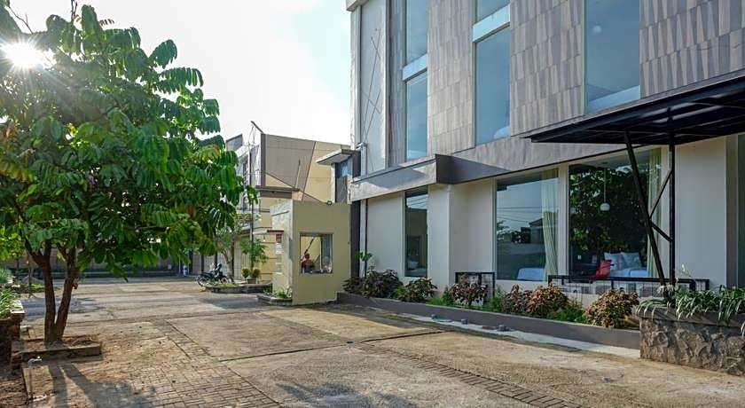 RedDoorz Plus near Solo Baru