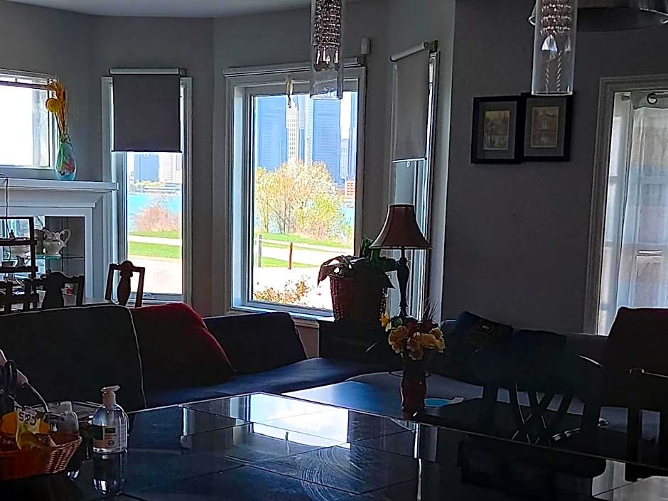 Waterfront Home Windsor ,On, Ca