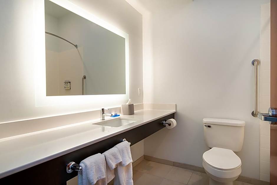 Holiday Inn Express Hotel & Suites Bedford By IHG