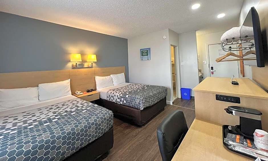 Econo Lodge Motel Village