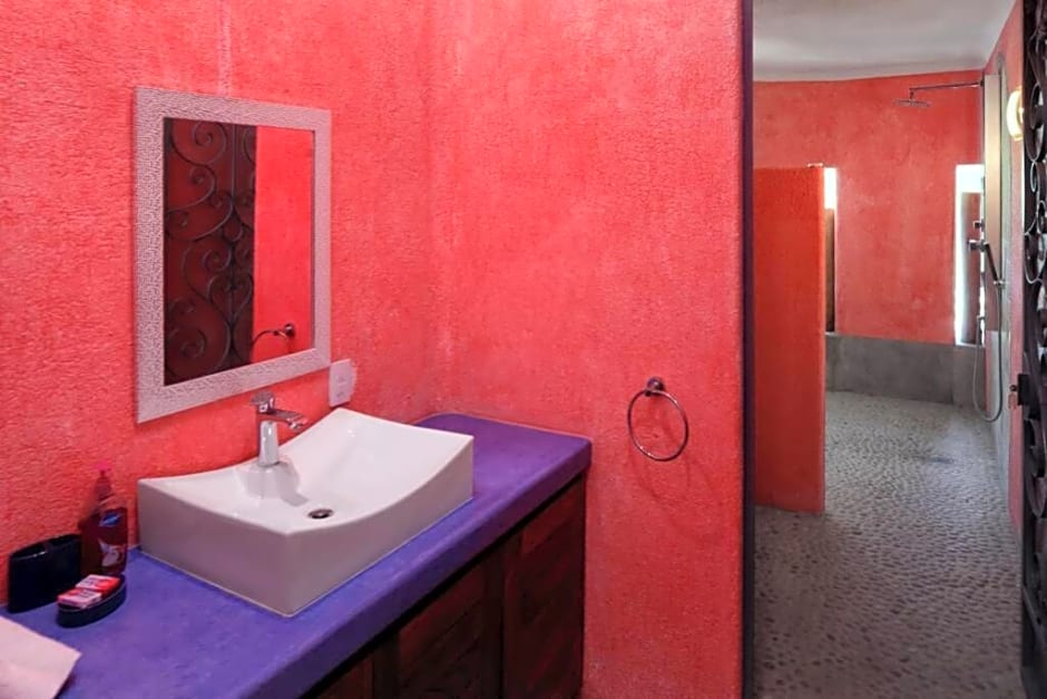 Villa Kiwi. Huge Pool, Steps To Town n Beach. 6 plus BRM 7.5 BTH 3 KCN