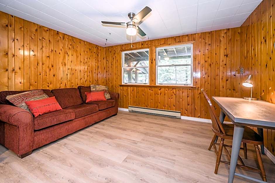 Cozy Pet Friendly Getaway W Fireplace