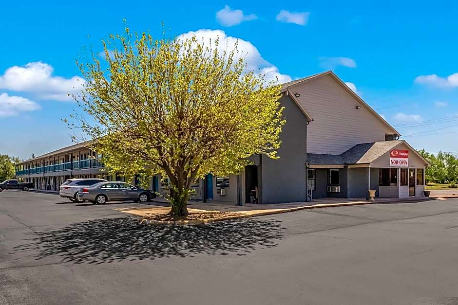 Econo Lodge Inn & Suites Enid South