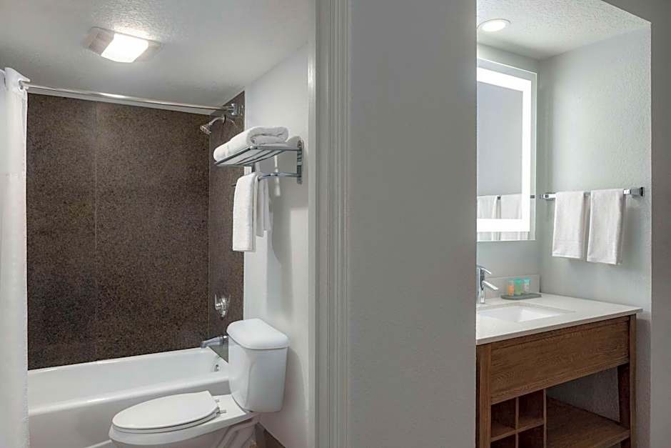 La Quinta Inn & Suites by Wyndham Oceanfront Daytona Beach