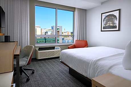 King Room with Adapted Tub - Mobility and Hearing Accessible